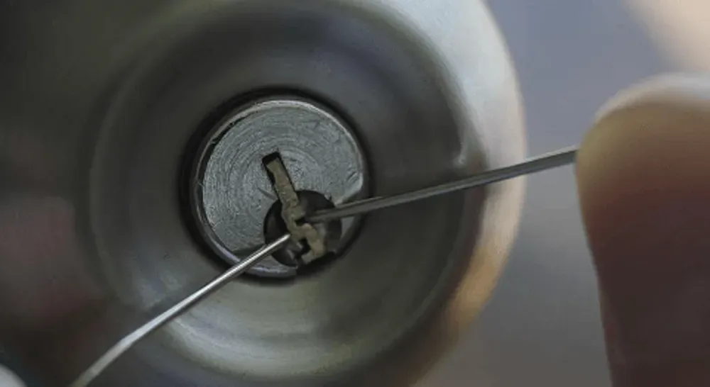 Emergency locksmith service responding to call